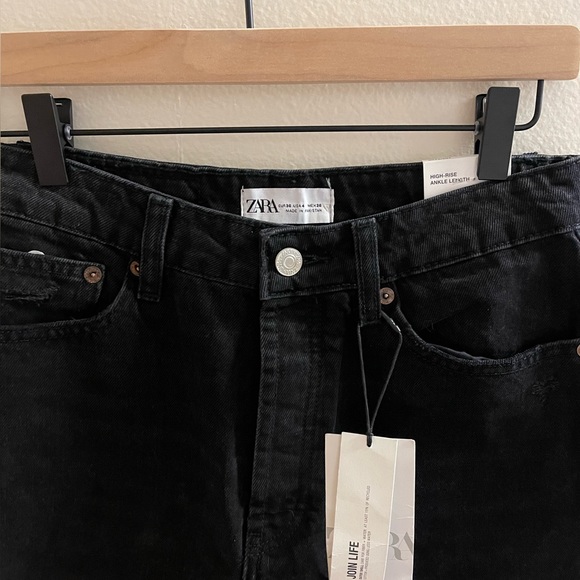 Zara Denim - NWT Zara Black Dark Wash Cropped Jeans